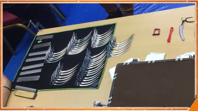 Cận cảnh cựa dao sắc bén dùng trong thi đấu đá gà cựa dao